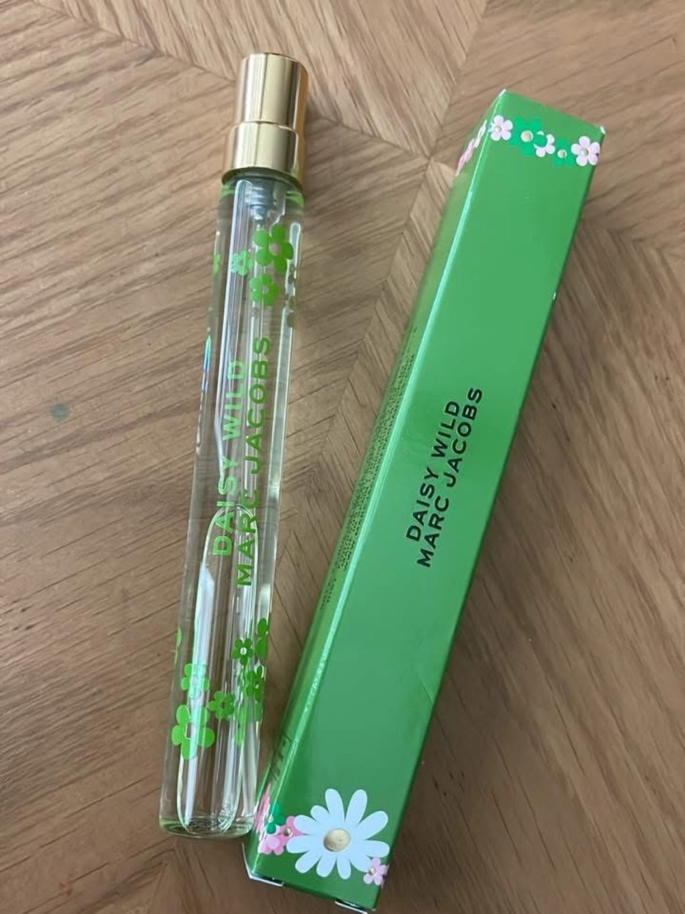 Marc Jacobs Daisy Wild Rollerball in Green with Gold Cap